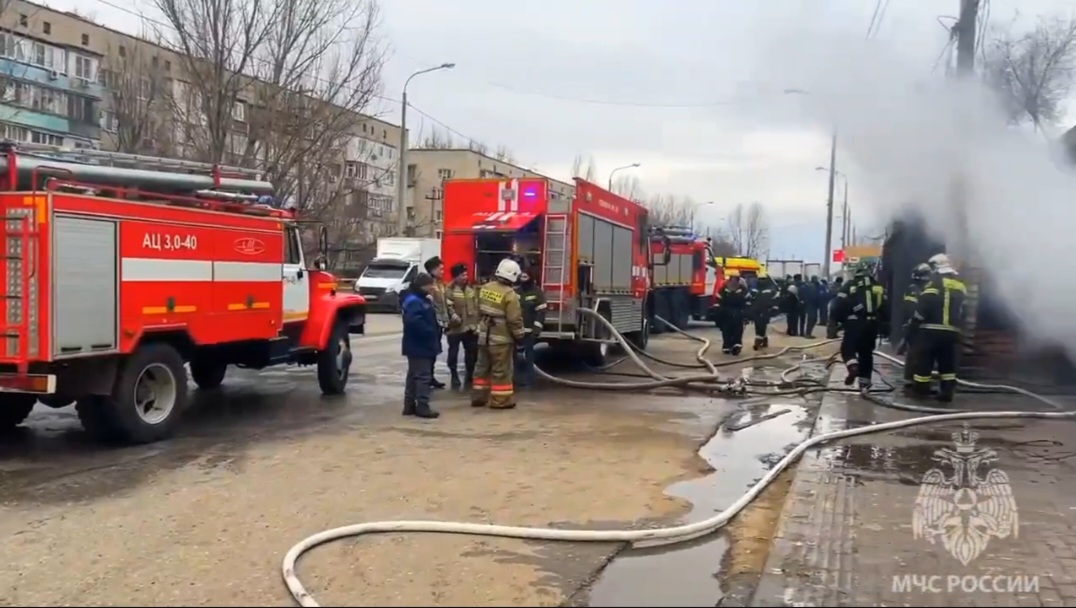 В Астрахани на мини-рынке сгорели ларьки | АРБУЗ