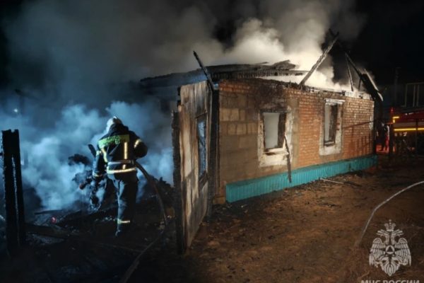 В Астраханской области в доме сгорела женщина с детьми: что привело к пожару | АРБУЗ