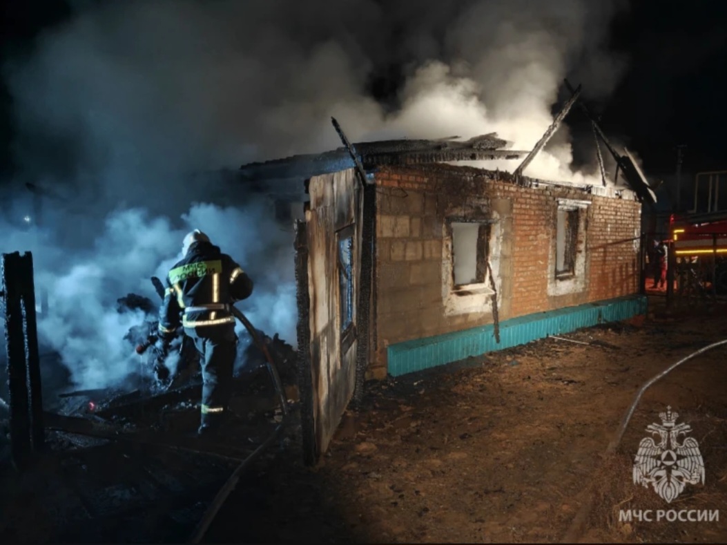 В Астраханской области в доме сгорела женщина с детьми: что привело к пожару | АРБУЗ