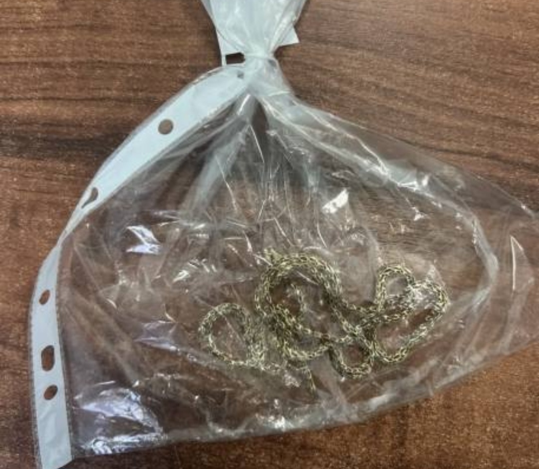 Под Астраханью мужчина сорвал с пенсионера цепочку за сто тысяч, а свой груз бросил ему | АРБУЗ