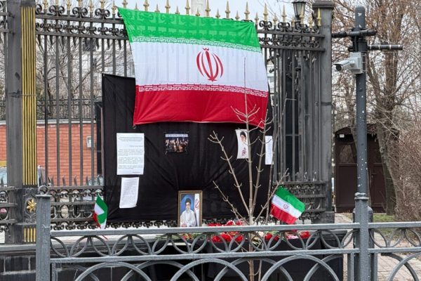 В Астрахани появился стихийный мемориал у консульства Ирана | АРБУЗ