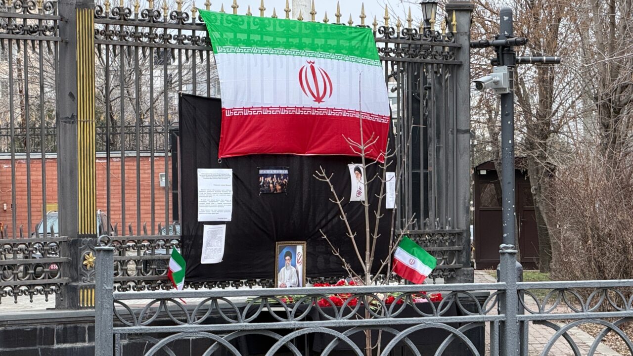 В Астрахани появился стихийный мемориал у консульства Ирана | АРБУЗ