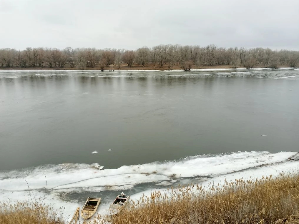 В астраханском селе ребенок провалился под лед и утонул | АРБУЗ