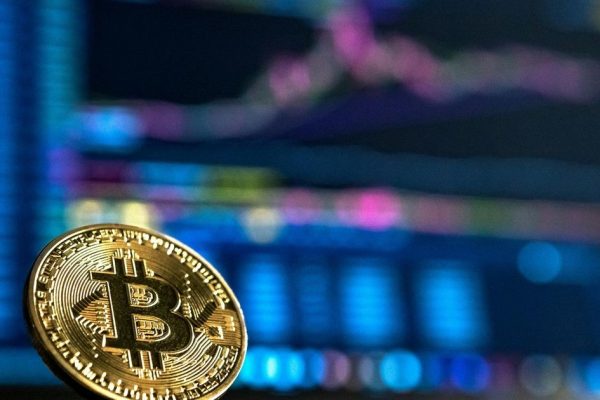 США и Израиль обрушили курс Bitcoin, напав на Иран
