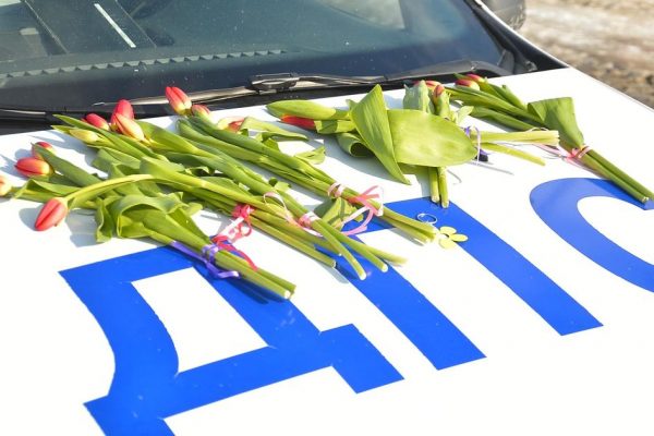 Шатурские автоинспекторы поздравили автоледи с 8 Марта