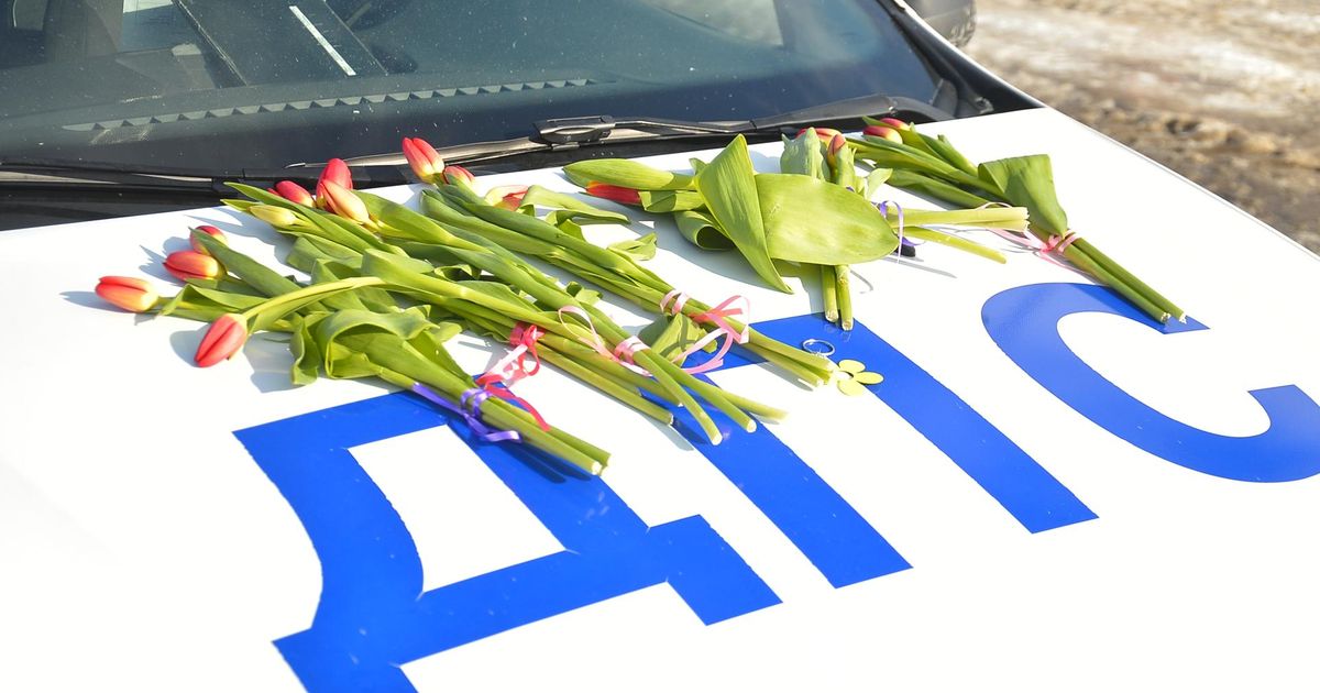 Шатурские автоинспекторы поздравили автоледи с 8 Марта