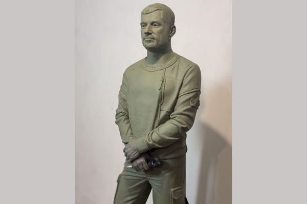 «Вживую очень похож»: Ева Карицкая показала готовый памятник Паше Технику