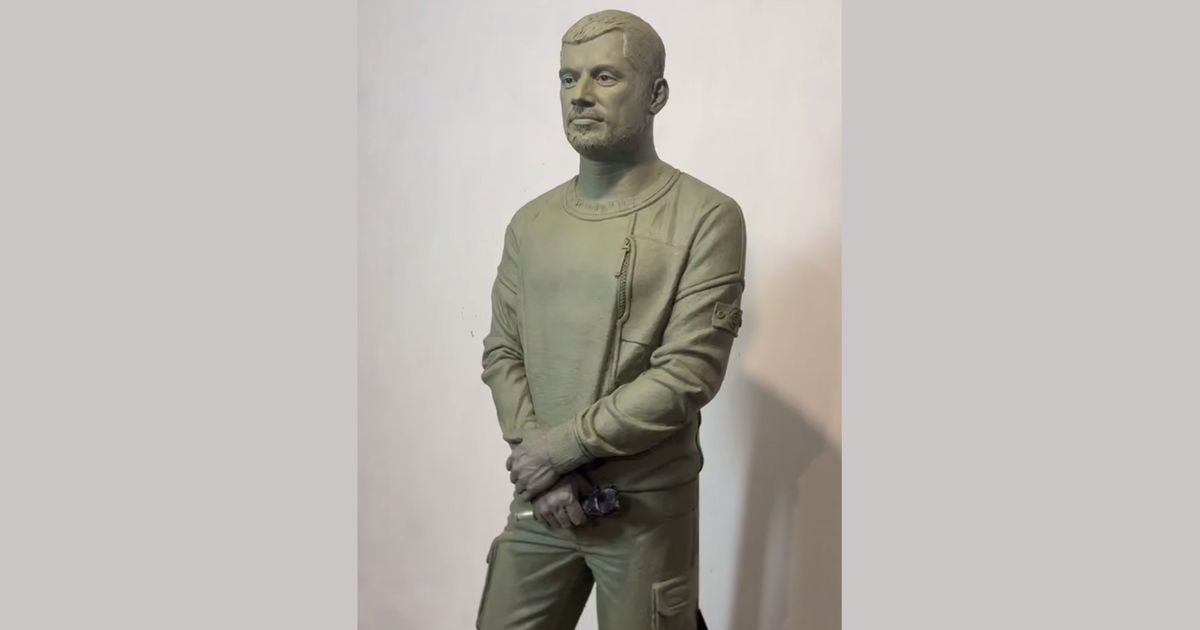 «Вживую очень похож»: Ева Карицкая показала готовый памятник Паше Технику