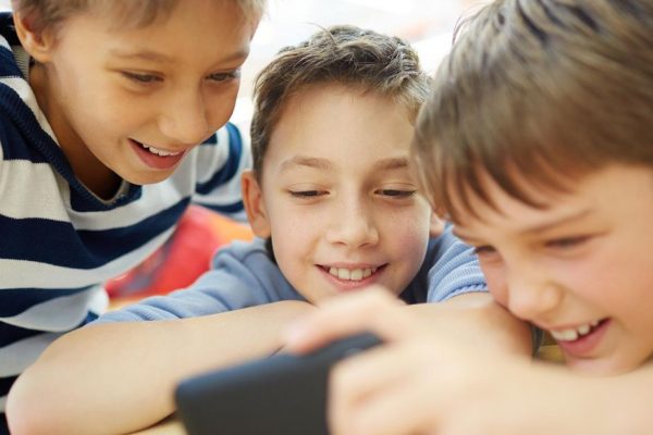 Палка о двух концах: психолог высказалась о контроле соцсетей школьников