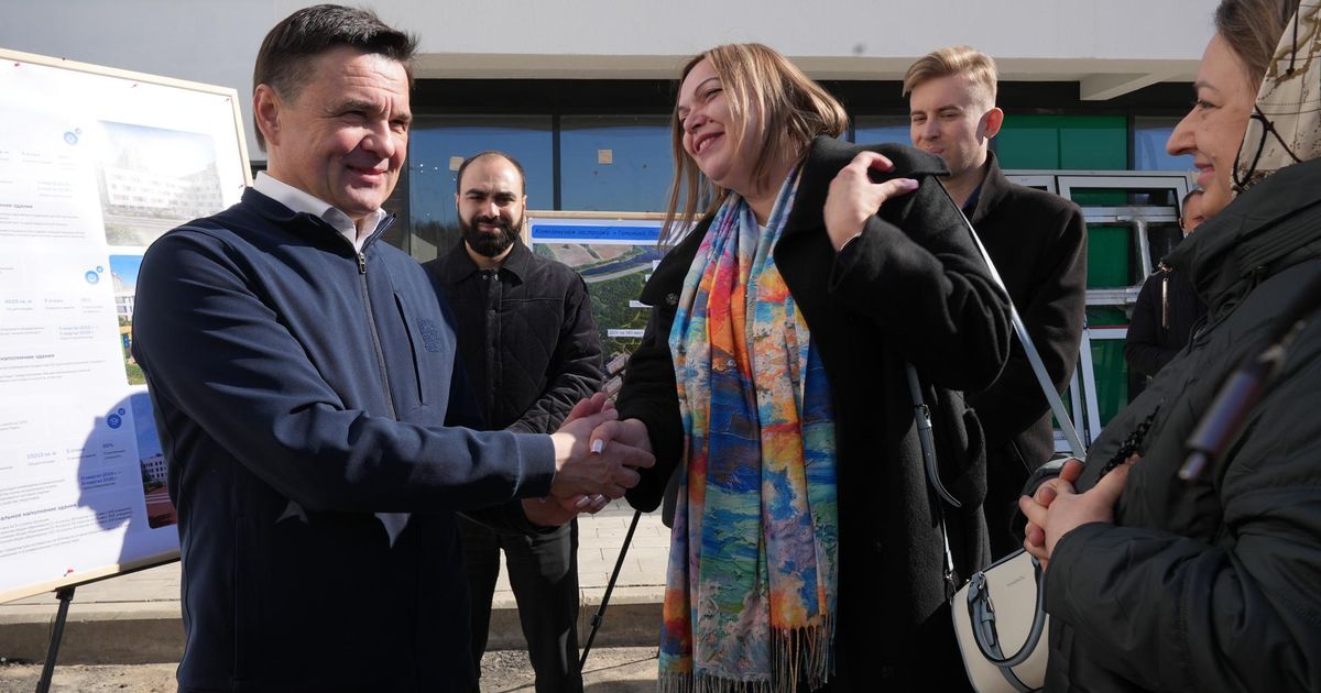 Андрей Воробьев проверил, как идет возведение поликлиники в ЖК «Томилино Парк»