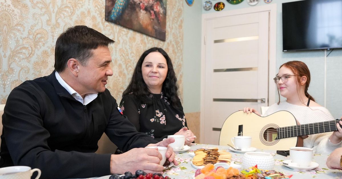 Воробьев поздравил с 8 Марта семью кавалера Ордена Мужества