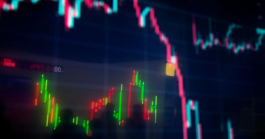 Индекс Мосбиржи и акции нефтяников упали после обвала цен на нефть