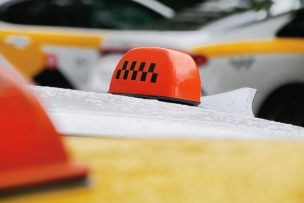 Час без интернета в центре Москвы: цена простоя такси и доставки