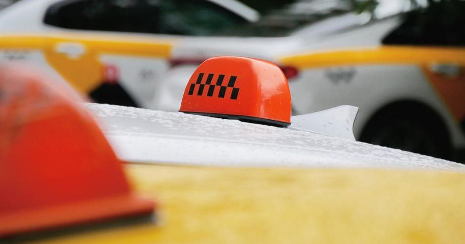 Час без интернета в центре Москвы: цена простоя такси и доставки