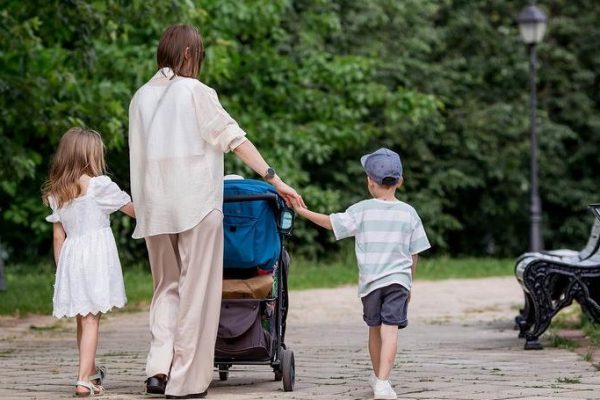 Психолог Дугенцова опровергла мифы о детях в семье