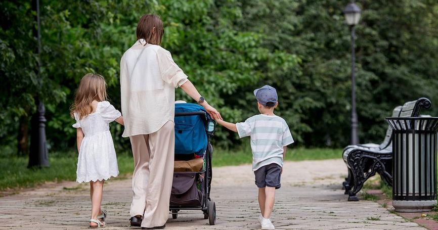 Психолог Дугенцова опровергла мифы о детях в семье