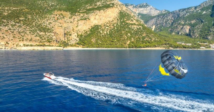 Туристы из РФ свалились в океан с 50 метров при полете на парашюте на Пхукете