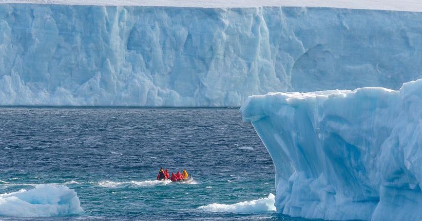 Таяние крупнейшего айсберга в мире вызвало бурное цветение океана