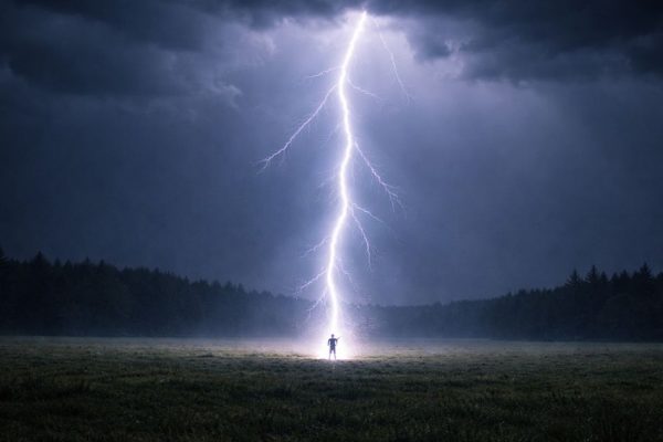 Молния охотится за ним: мужчина пережил четыре удара и рассказал, как это разрушило его жизнь