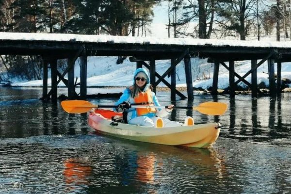 Брызги весны и открытый сезон: в Рузе девушки на каяках нестандартно поздравили друг друга с 8 Марта