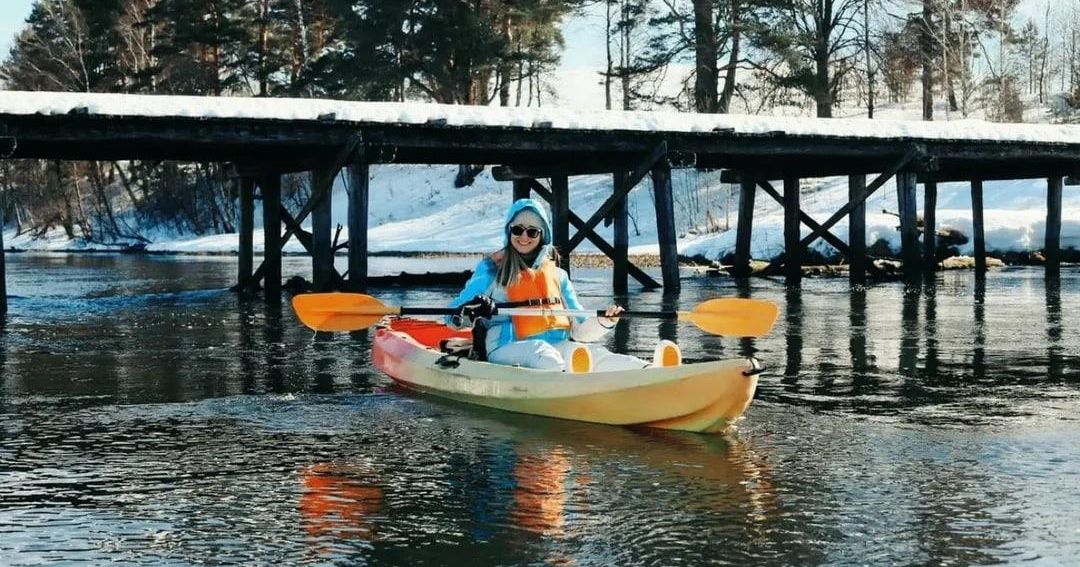 Брызги весны и открытый сезон: в Рузе девушки на каяках нестандартно поздравили друг друга с 8 Марта