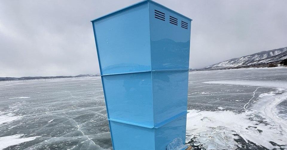 Вычурно торчащее нарушение: на льду Байкала появился туалет
