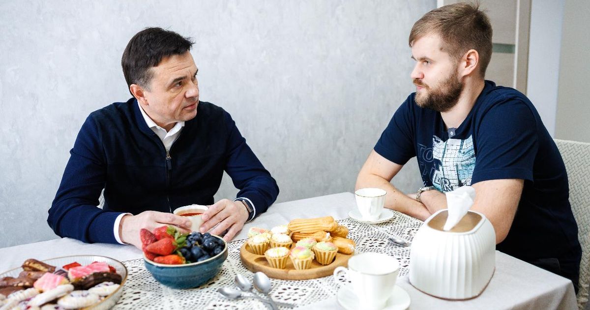 Губернатор Подмосковья навестил новоселов, переехавших из аварийного дома в Сергиевом Посаде