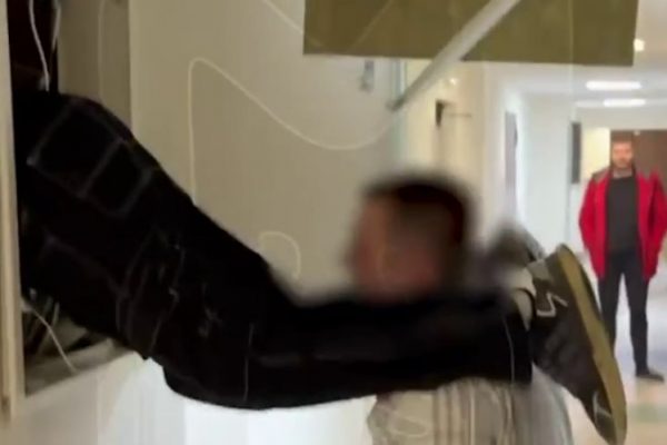 Разобрали потолок и сломали интернет: парни искали закладку в доме в Петербурге