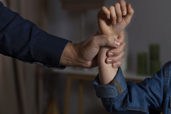 ЧП в школе-интернате Тольятти: повар скрутил руки особенному подростку — видео