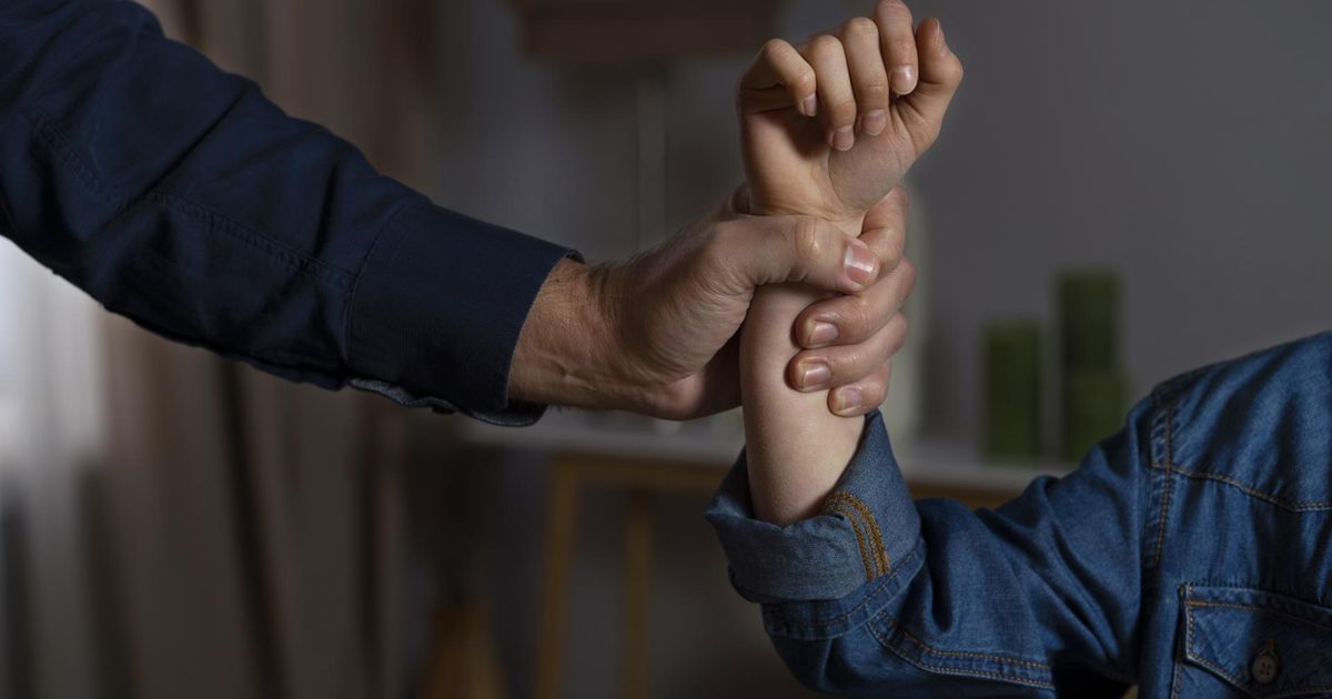 ЧП в школе-интернате Тольятти: повар скрутил руки особенному подростку — видео