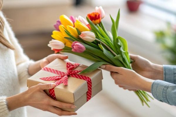 Мужчины и женщины из Подмосковья не сошлись во мнении об идеальном подарке на 8 Марта