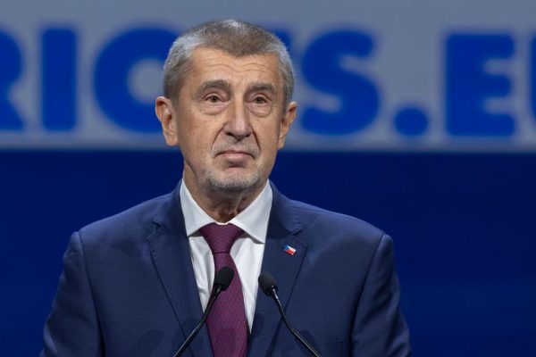 Премьер Чехии возвращается в Прагу на фоне сообщений о теракте