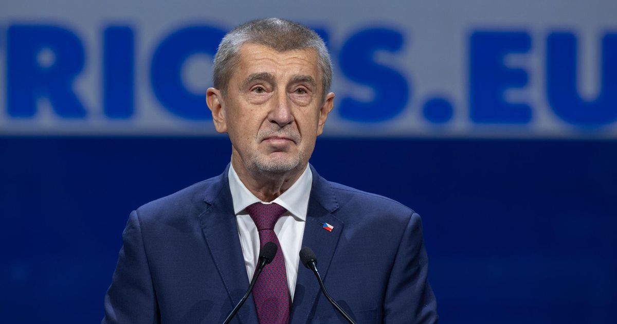 Премьер Чехии возвращается в Прагу на фоне сообщений о теракте