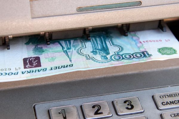 Рубль рухнет: эксперты назвали новый курс доллара и евро на 2026