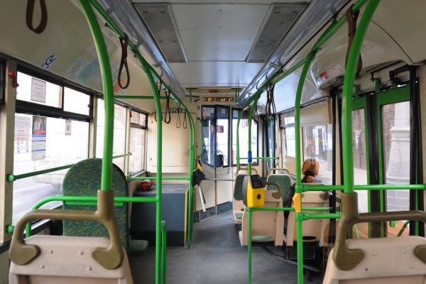 Спящая пассажирка и потолок-душ: в автобусе в российском городе случился потоп