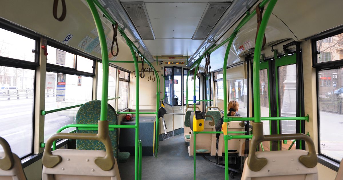 Спящая пассажирка и потолок-душ: в автобусе в российском городе случился потоп