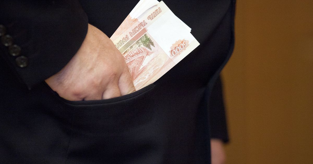 Ресторан вместо скамьи: экс-глава правительства российского региона сорвал 252-й суд