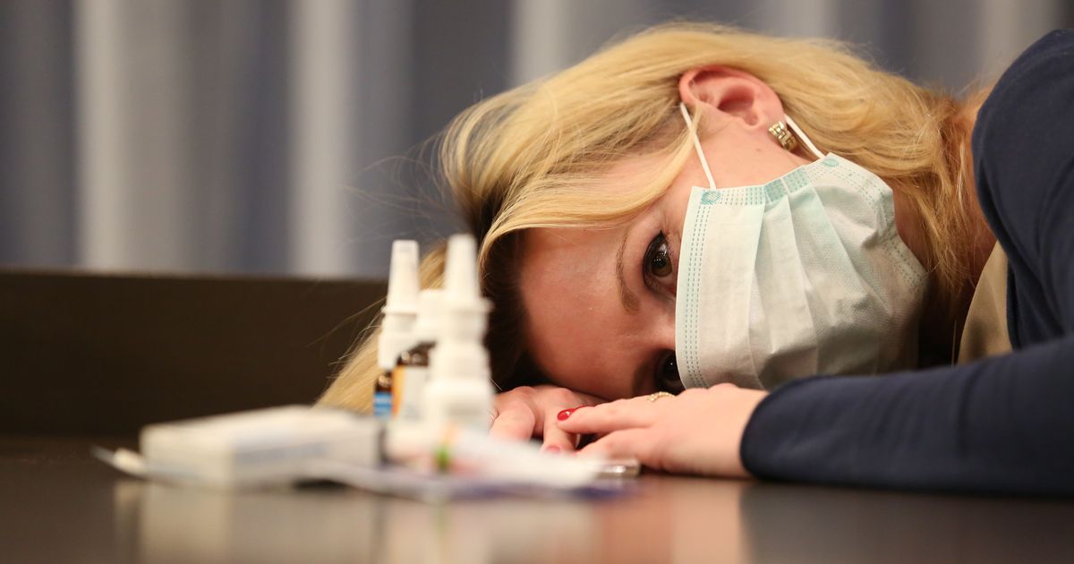 Потеря вкуса и лихорадка: в России растет заболеваемость COVID-19