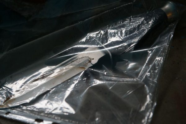 Пенсионерка с ножом атаковала судебного пристава при исполнении