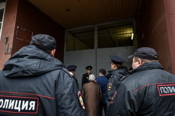 Кровавый конфликт у Арбата: в Староконюшенном переулке прохожий зарезал мужчину на глазах у семьи