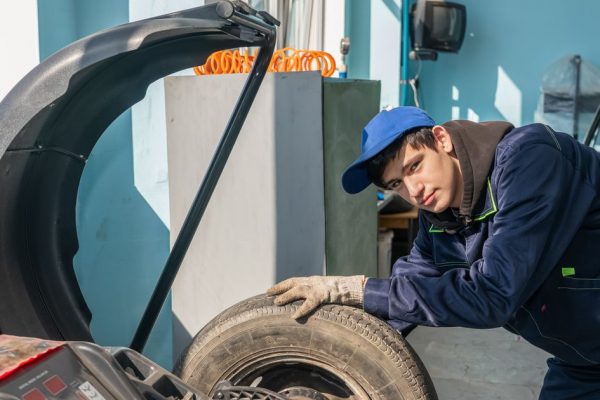 Водители, будьте внимательны: назван главный ориентир для смены шин