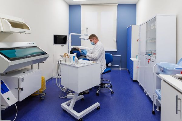 Почему зубы крошатся именно весной? Стоматолог раскрыл неочевидную причину