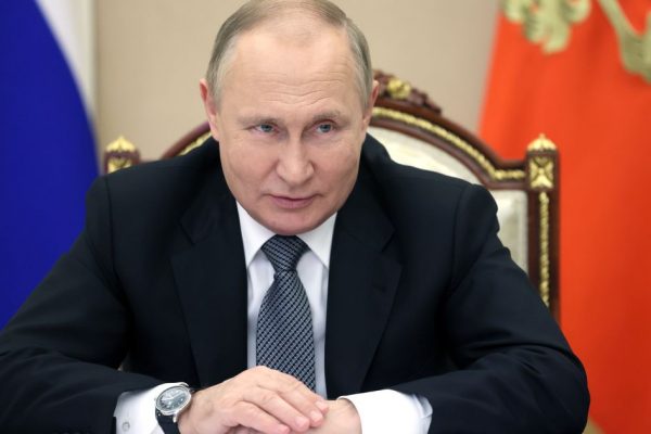 Путин поздравил россиянок с 8 Марта и отметил их силу и трудолюбие