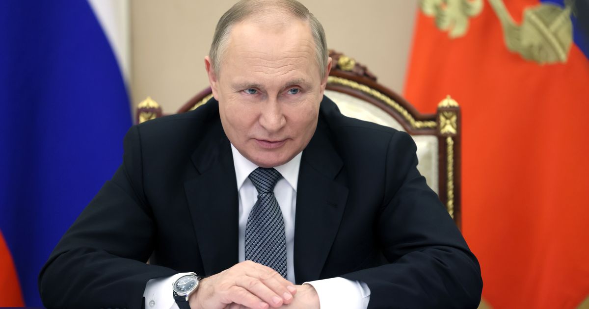 Путин поздравил россиянок с 8 Марта и отметил их силу и трудолюбие