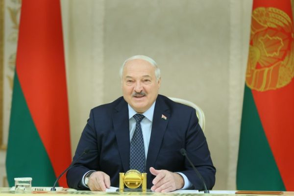 «Пишите мне в TikTok»: Лукашенко предложил женщинам экстренную связь, если 8 марта их обидят «мужики»