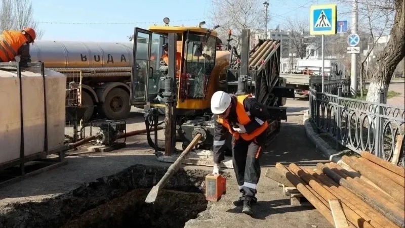 В центре Астрахани перекладывают 380 метров канализации