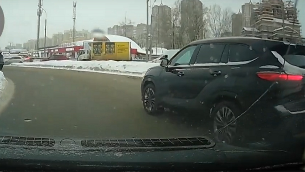 Два водителя не поделили кольцо. Один подрезал другого — как это было и кто виноват