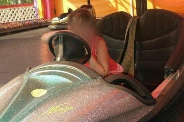 Всё время был с семьей и помогал в поисках. Как раскрыли убийство 9-летней девочки, которую хоронил весь город