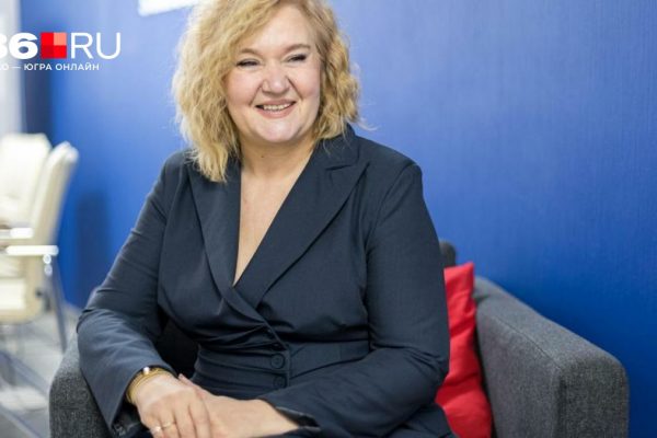 «Дочь смотрит на меня и офигевает»: как 53-летняя парикмахерша сменила ножницы на каблуки и стала моделью plus size