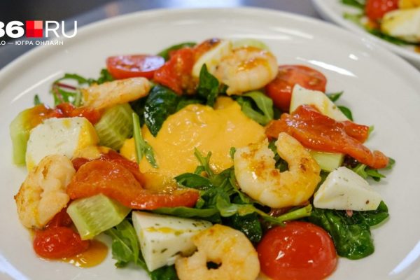 Салат с креветками: идея для легкой закуски на 8 Марта. Пошаговый рецепт — в видео